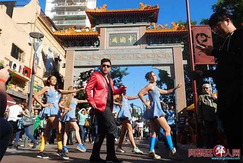 張金良正在中國城錄制演唱會宣傳片。(阿根廷華人網(wǎng)/柳軍