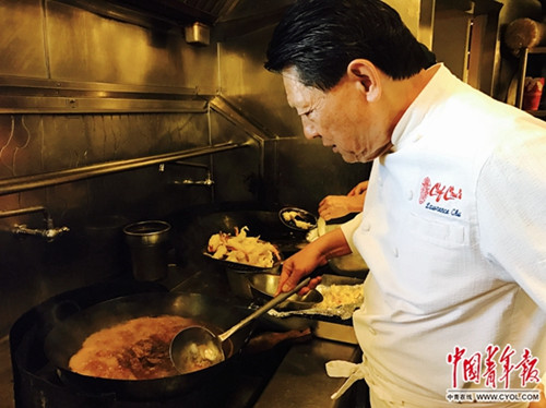 朱鎮(zhèn)中在后廚掌勺。(李玥