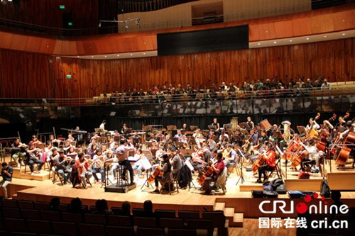 青島交響樂(lè)團(tuán)與阿根廷國(guó)家合唱團(tuán)進(jìn)行排練