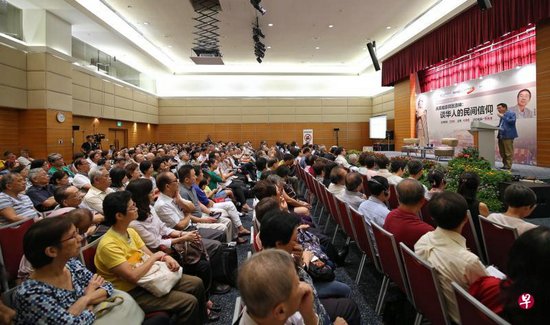 鳳凰衛(wèi)視《文化大觀園》總策劃兼主持人王魯湘談華人民間信仰,報(bào)業(yè)中心禮堂座無(wú)虛席。(新加坡《聯(lián)合早報(bào)》/葉振忠