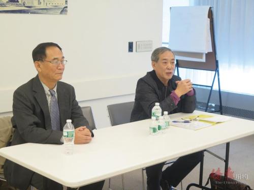 張景濤(左)、吳曉濱(右)精彩講解《野豬林》。(美國《僑報(bào)》/王伊琳
