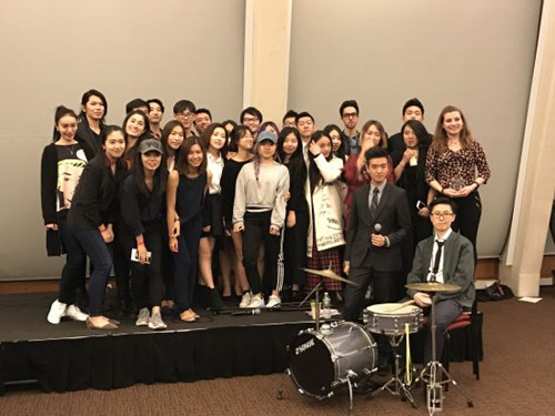 賽后演職人員合影留念(僑報實習生臺賽攝)