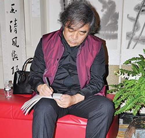 宋文京為民眾題字。(美國《僑報》/何心怡