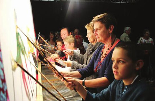 外國(guó)友人學(xué)習(xí)皮影表演。(資料圖)