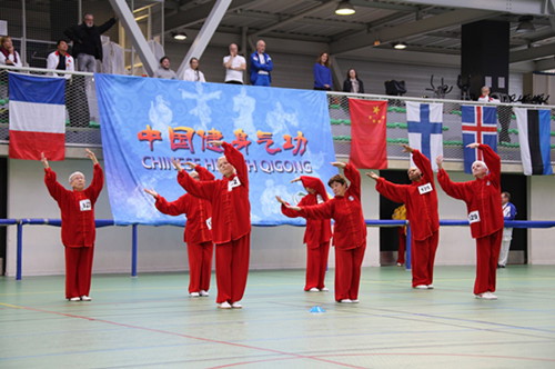 來自法國布雷斯特的布列塔尼武術(shù)養(yǎng)生文化中心代表隊(duì)表演“馬王堆導(dǎo)引術(shù)”。(法國《歐洲時(shí)報(bào)》/黃冠杰