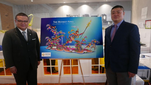 許堅(左)希望孫悟空主題花車能讓西方社會了解中國名著。(美國《世界日報》/李雪