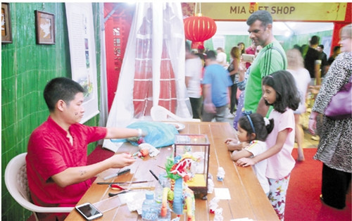 手工藝人教當(dāng)?shù)匦∨笥炎雒姿堋?(李月紅