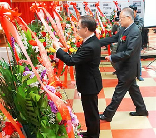 多倫多僑界向?qū)O中山銅像獻(xiàn)花。(王燕云