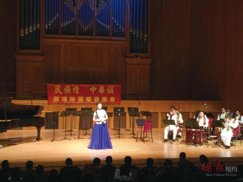 邵瑋玲演唱小二黑結(jié)婚選曲。(美國《僑報》/宋旸