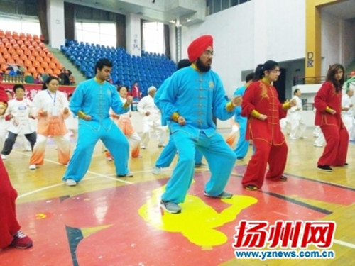 老外演練健身氣功。