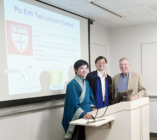 “茶博士”張興才(左一)在普洱茶講座現(xiàn)場。(美國《星島日報》/李強