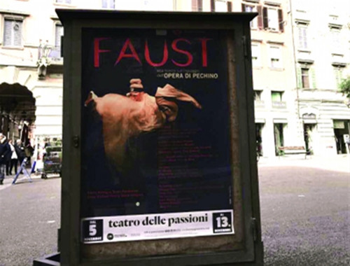 摩德納街頭隨處可見《浮士德》的海報(bào)
