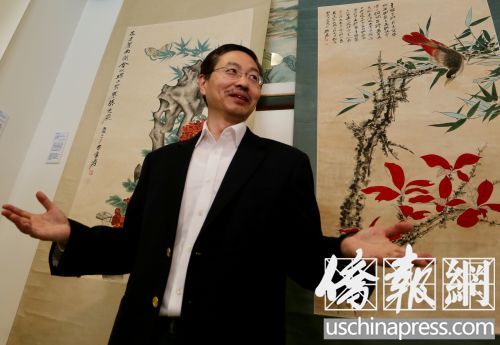于士杰在他收藏的部分張大千的畫作前接受媒體采訪。(美國《僑報》/邱晨
