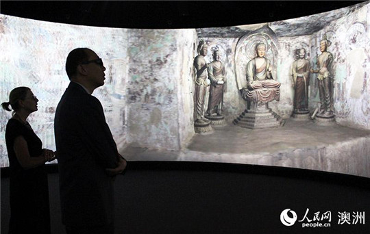 觀眾觀賞3D穹頂全景作品《人間凈土:走進(jìn)敦煌莫高窟》(攝影