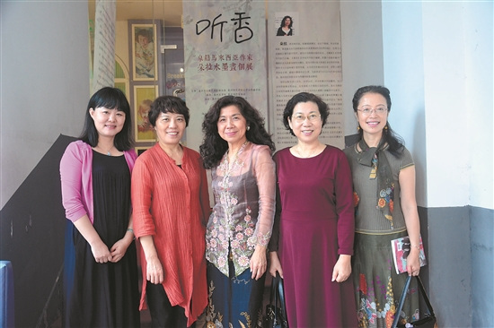 朵拉(中)與泉州作家代表合影留念