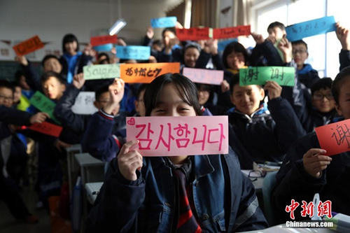 資料圖:鄭州中學(xué)生“感恩節(jié)”多國(guó)語(yǔ)言表謝意。周小云