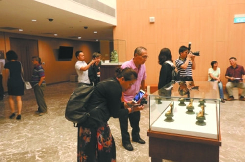 新加坡觀眾欣賞珍貴佛像。(王俊濤