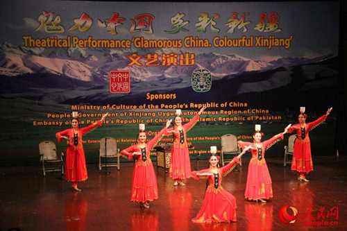 中國僑網(wǎng)新疆木卡姆藝術(shù)團(tuán)26日晚在巴基斯坦國家藝術(shù)委員會(huì)為巴方民眾帶來了“魅力中國 多彩新疆”大型文藝演出(人民網(wǎng)記者 徐偉 攝)