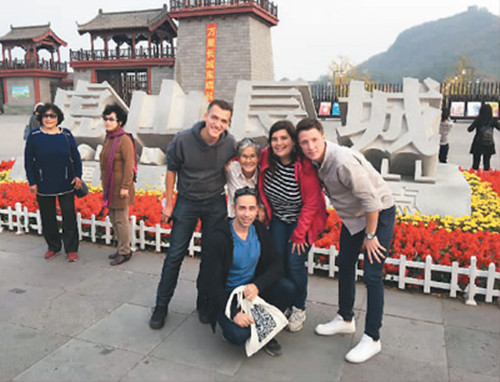 中國僑網(wǎng)馬修(右一)與朋友游覽虎山長城。(資料圖)