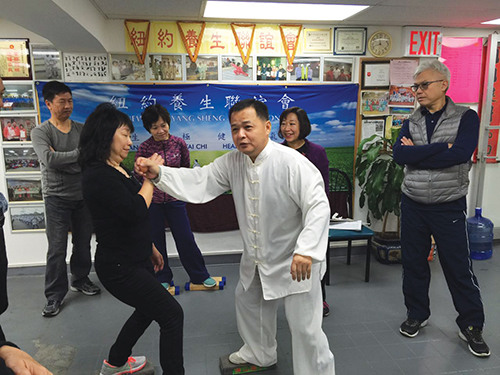 中國僑網(wǎng)佛山推手創(chuàng)始人肖兵在紐約養(yǎng)生聯(lián)誼會授藝。(美國《僑報》/葉永康 攝)