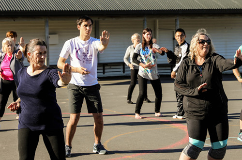 中國(guó)僑網(wǎng)學(xué)員練習(xí)八式太極拳