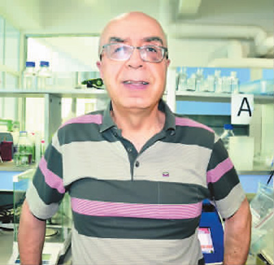 中國僑網(wǎng)雅科夫在實驗室。