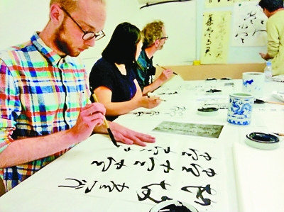 中國僑網(wǎng)書店里的書法課 林衛(wèi)光供圖