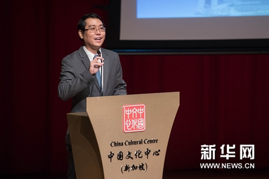 中國僑網(wǎng)彭俊豪在中新人文交流論壇上發(fā)表演講。新華網(wǎng)發(fā) 王應耀攝