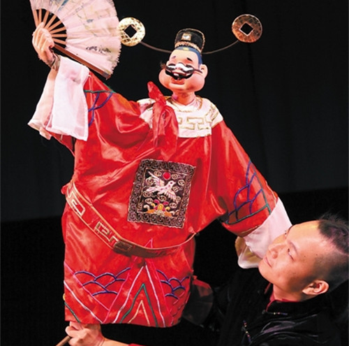 中國僑網(wǎng)木偶“扇子功”表演。(黃宙輝 攝)