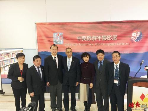 中國僑網(wǎng)中美華人攝影家皇后區(qū)圖書館開展。(美國《僑報(bào)》/宋旸 攝)