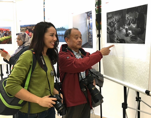 中國(guó)僑網(wǎng)《制作毛筆》的作者與摩洛哥攝影愛好者