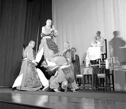 中國僑網(wǎng)南派粵劇的獨(dú)特技藝讓東盟友人嘆為觀止。(謝中國 攝)