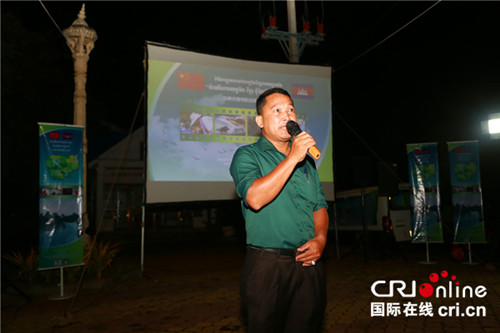 中國僑網(wǎng)中柬友誼臺主持人在磅通市宣布活動開始