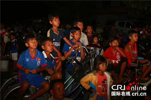 中國僑網(wǎng)聚精會神觀看電影的磅特墨縣小觀眾