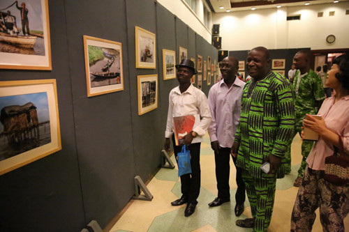 中國僑網(wǎng)貝寧攝影師觀看展覽(攝影:郭明濤)
