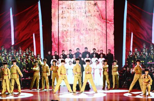 中國僑網(wǎng)紀(jì)念周巍峙同志誕辰100周年音樂會上唱響《中國人民志愿軍戰(zhàn)歌》。本報記者 陳 曦 攝