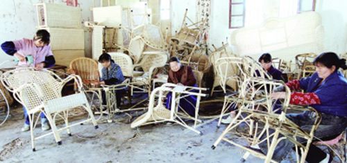 中國(guó)僑網(wǎng)南鄭縣村民在進(jìn)行藤編