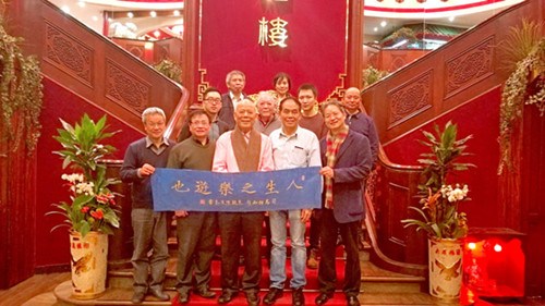 中國僑網(wǎng)協(xié)會成員與嘉賓座談后合影。(法國《歐洲時報》/孔帆 攝)