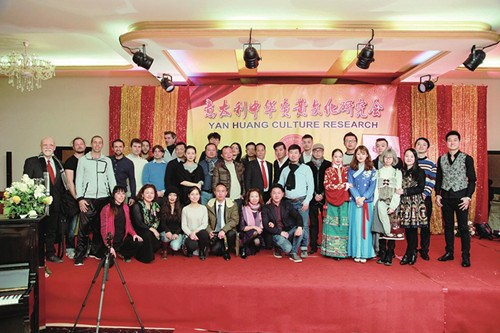 中國僑網(wǎng)意大利炎黃文化藝術(shù)團(tuán)部分演職人員與嘉賓在音樂會結(jié)束后合影。(尹名興 攝)