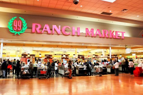 中國僑網(wǎng)過年期間的大華超市(美國《僑報(bào)》/詩喬 攝)