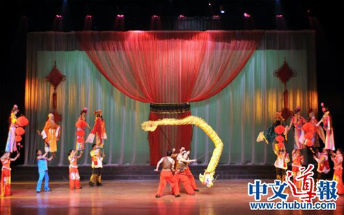 中國(guó)僑網(wǎng)人偶同臺(tái)。(日本《中文導(dǎo)報(bào)》資料圖)