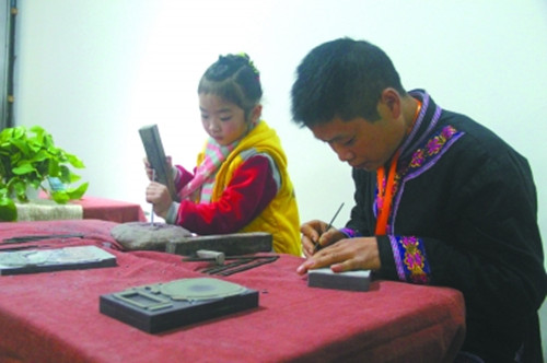 中國(guó)僑網(wǎng)非遺傳人胡楊與女兒胡芷祎展示沅洲石雕技藝