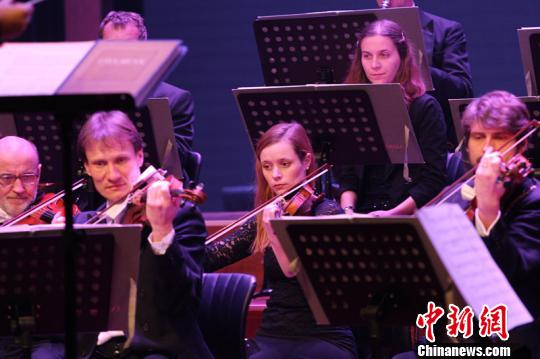 中國(guó)僑網(wǎng)南捷克愛(ài)樂(lè)樂(lè)團(tuán)現(xiàn)場(chǎng)演奏樂(lè)曲 韓冰 攝