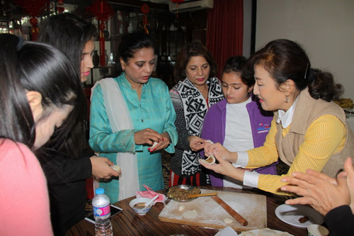中國僑網(wǎng)廚藝班學員學習包餃子