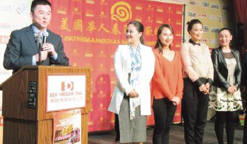 中國僑網(wǎng)洛杉磯華人律師張軍介紹美國華人春晚主持人團(tuán)隊(duì)。(美國《僑報(bào)》/翁羽 攝)