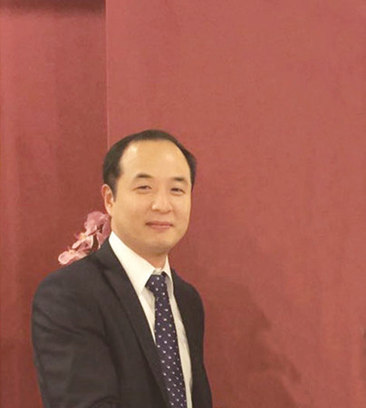 中國僑網(wǎng)瑞士福建同鄉(xiāng)會會長陳峰。(受訪者供圖)