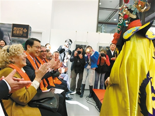 中國僑網川劇變臉表演贏得嘉賓喝彩