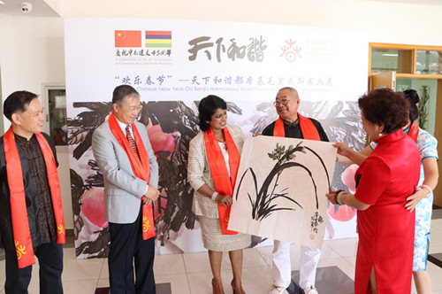 中國(guó)僑網(wǎng)都本基老師向法吉姆總統(tǒng)贈(zèng)送其繪畫(huà)作品