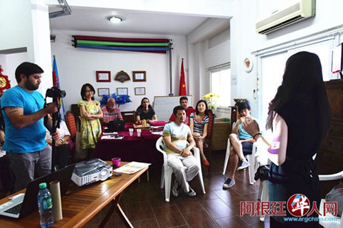 中國(guó)僑網(wǎng)大家認(rèn)真聆聽一位新歌手的演唱。(阿根廷華人網(wǎng)/柳軍 攝)