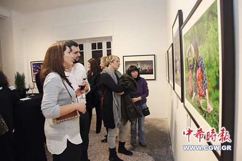 中國(guó)僑網(wǎng)攝影展現(xiàn)場(chǎng)。(希臘《中希時(shí)報(bào)》/王洪普 攝)